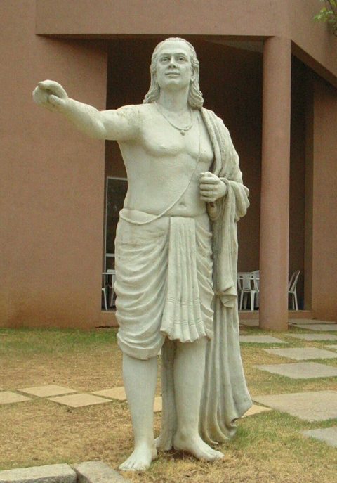 Statue moderne d'Aryabhata (Pune, Inde). Son visage est entièrement imaginé : on n'a aucun portrait.